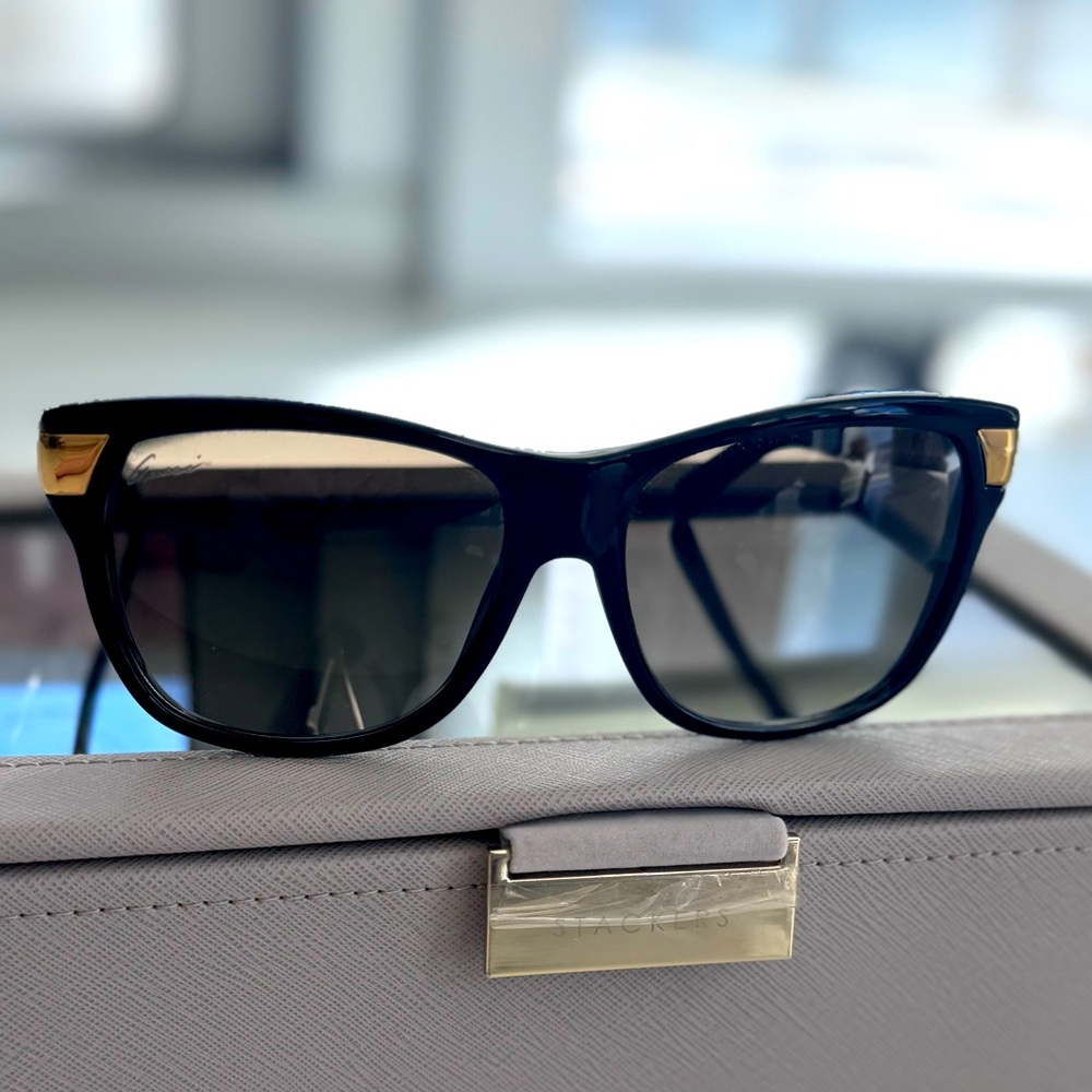 Gucci black sunglassesses